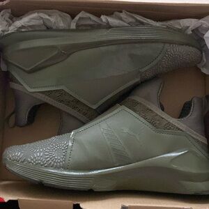 Pumas size 4.5